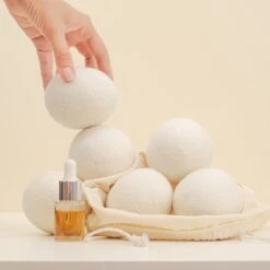 Apeiron Drogerballen - Droogballen - 6 XL Wasbollen - Droger - Duurzaam - Wasmachine - Wasverzachter - Energie Besparen - Zero Waste - Schapenvacht - Wol -Wasbenodigdheden Winkel 1200x1200 1474