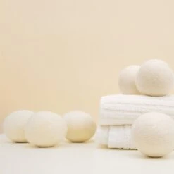 Apeiron Drogerballen - Droogballen - 6 XL Wasbollen - Droger - Duurzaam - Wasmachine - Wasverzachter - Energie Besparen - Zero Waste - Schapenvacht - Wol -Wasbenodigdheden Winkel 1200x1200 1482