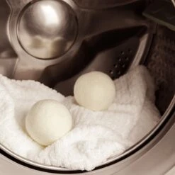 FAVE Drogerballen XL - 6 Stuks - Inclusief 2x Lavendelolie & Opbergzakje - Wasbol - Wasballen - Doseerbol - Droogballen - Duurzaam 13 FAVE Drogerballen XL - 6 Stuks - Inclusief 2x Lavendelolie & Opbergzakje - Wasbol - Wasballen - Doseerbol - Droogballen - Duurzaam -Wasbenodigdheden Winkel 1200x1200 1574